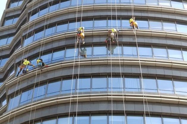 龙岗医院外墙清洁 外墙玻璃窗清洗 龙岗外墙清洗