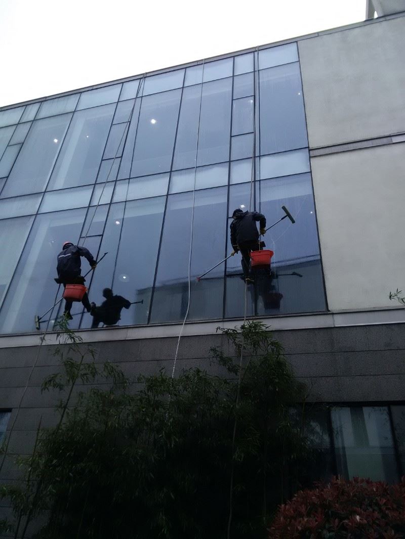 深圳光明新区附近正规外墙清洗公司 屏幕外墙清洗服务